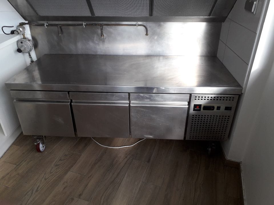 table inox avec hotte intégree