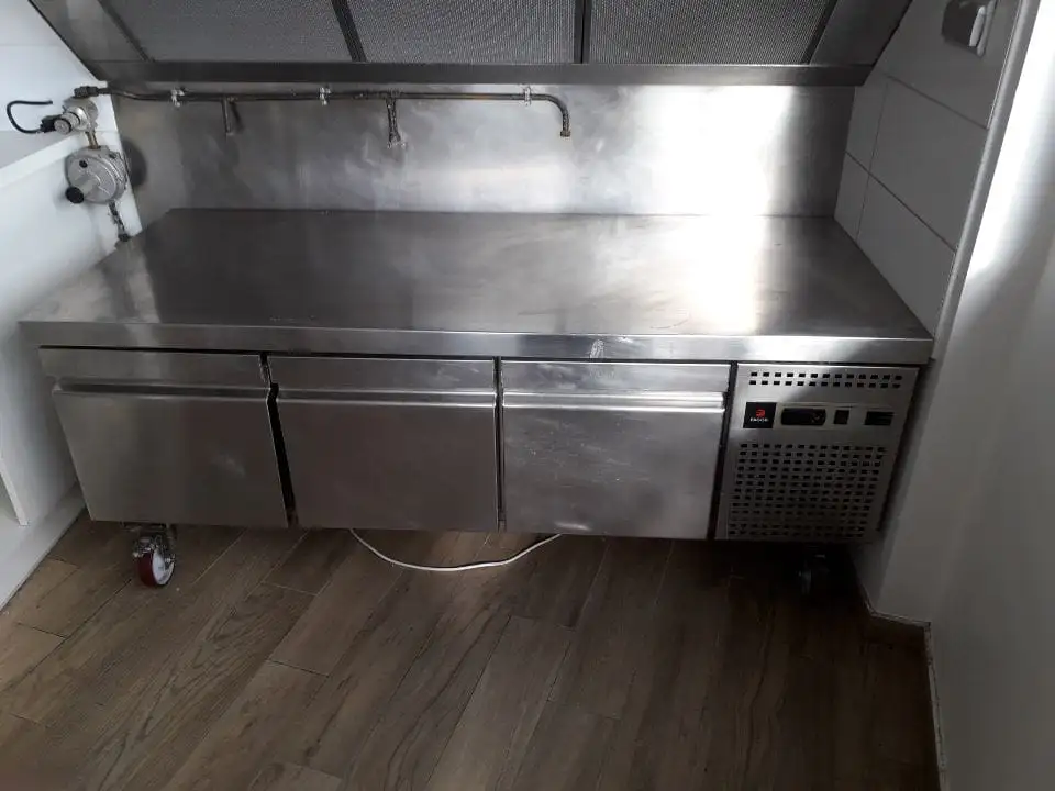 table inox avec hotte intégree