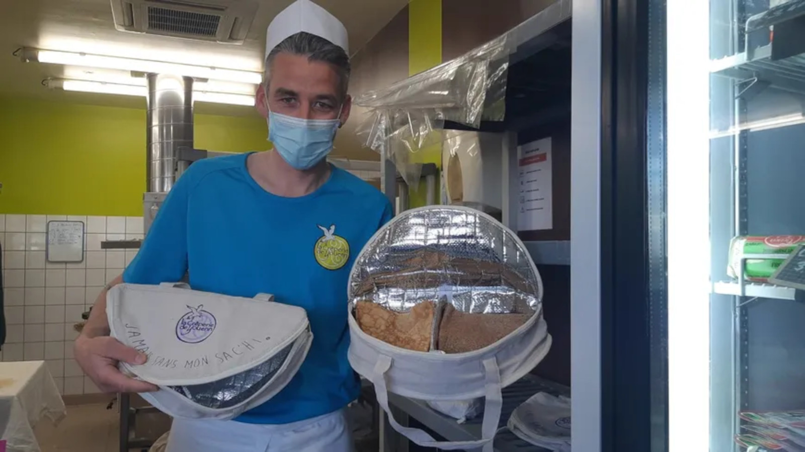 Youenn Allano avec ses sacs pour transporter cr&ecirc;pes et galettes. &copy; Radio France - Johan Moison