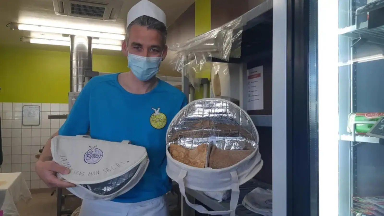 Youenn Allano avec ses sacs pour transporter crêpes et galettes. © Radio France - Johan Moison