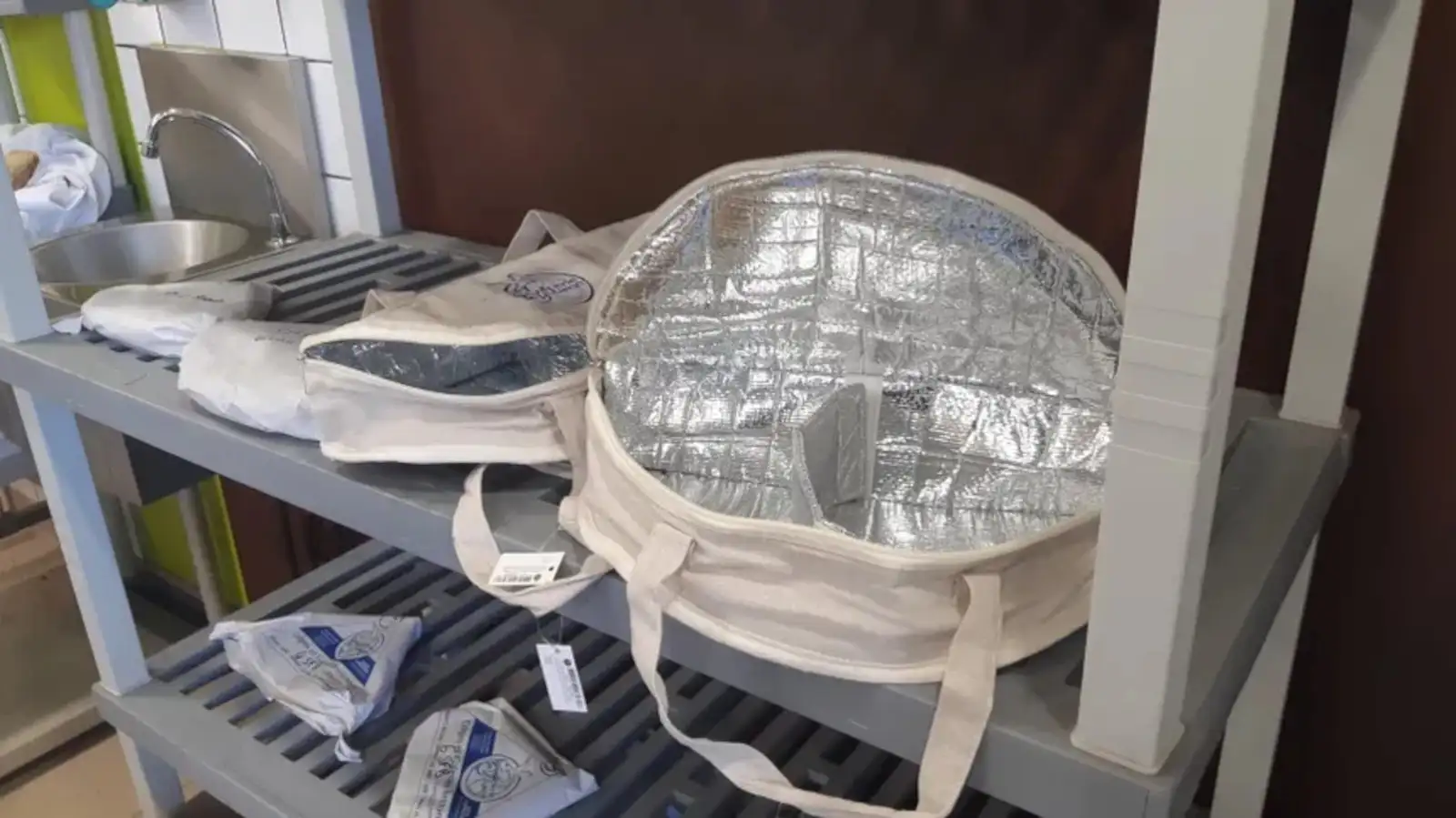 Un compartiment pour les crêpes, un autre pour les galettes. © Radio France - Johan Moison